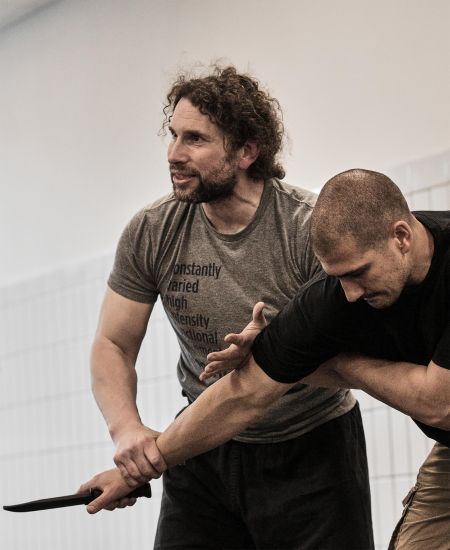 Im philippinischen Kampfsport Kali, lernst du Selbstverteidigung gegen Messer. Hier mit Maginoo Mandala Bernd Altenhöfer vom No4 Aktivzentrum Würzburg