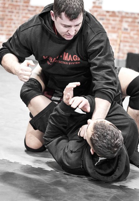 Kali der vielseitige Kampfsport: Selbstverteidigung in allen Situationen, im Stehen, am Boden und auch gegen Waffen
