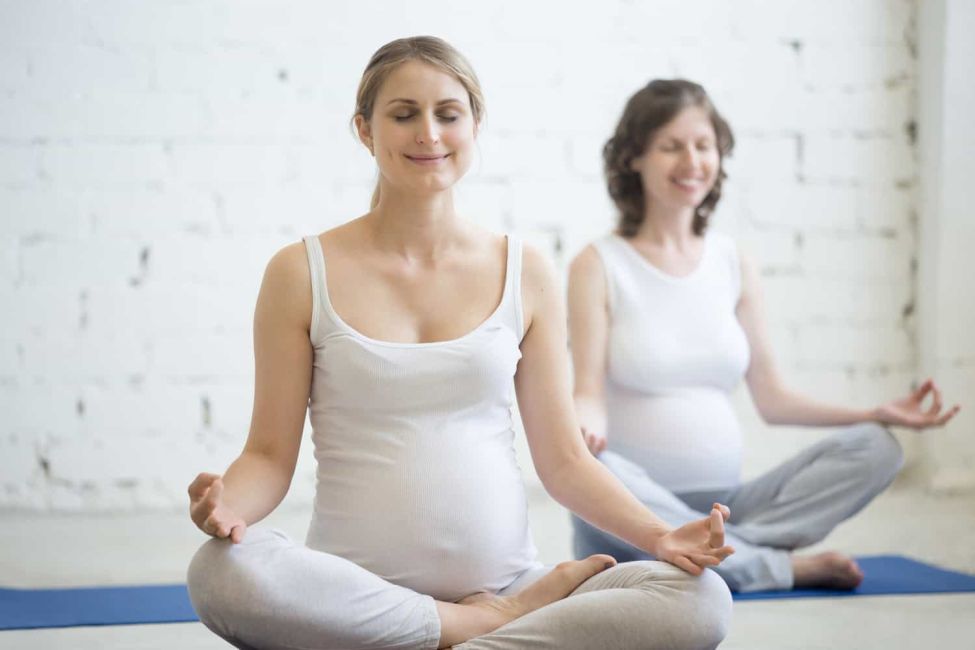 zwei schwangere Frauen beim Yoga (Image by yanalya on Freepik)