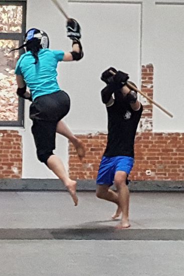 Kampfsport und Selbstverteidigung gegen Waffen, z. B. Stock und Messer im No4 Kampfkunstzentrum Würzburg